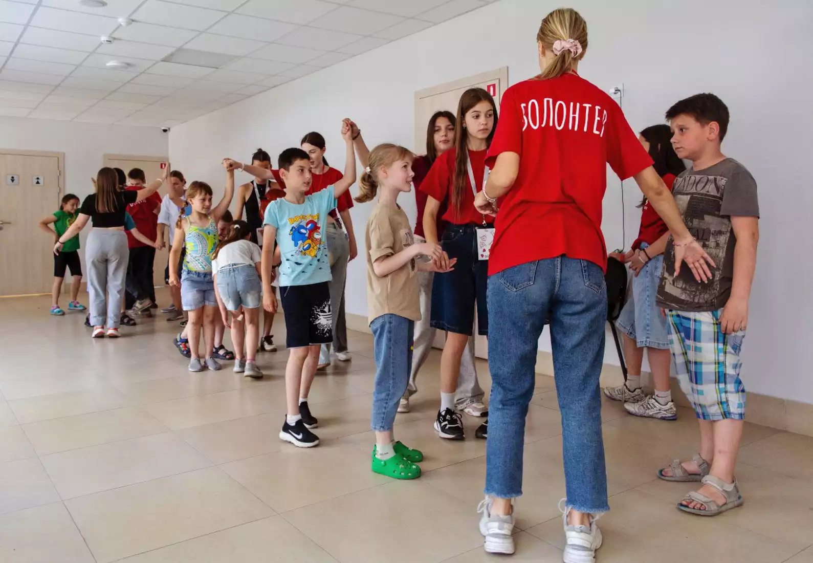 старшеклассники помогают ученикам младших классов
